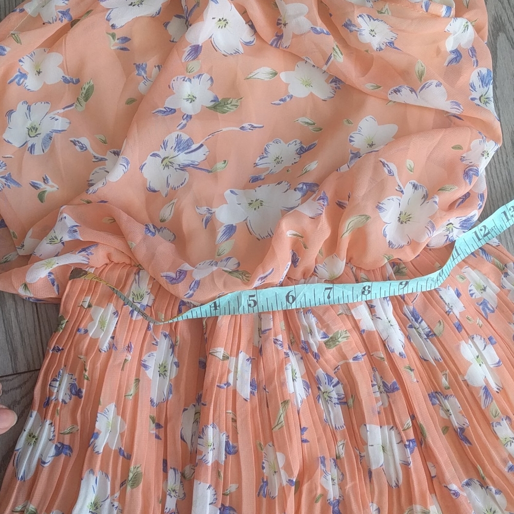 Beautiful mini dress 🌼🌹🍀 - Picture 8 of 10